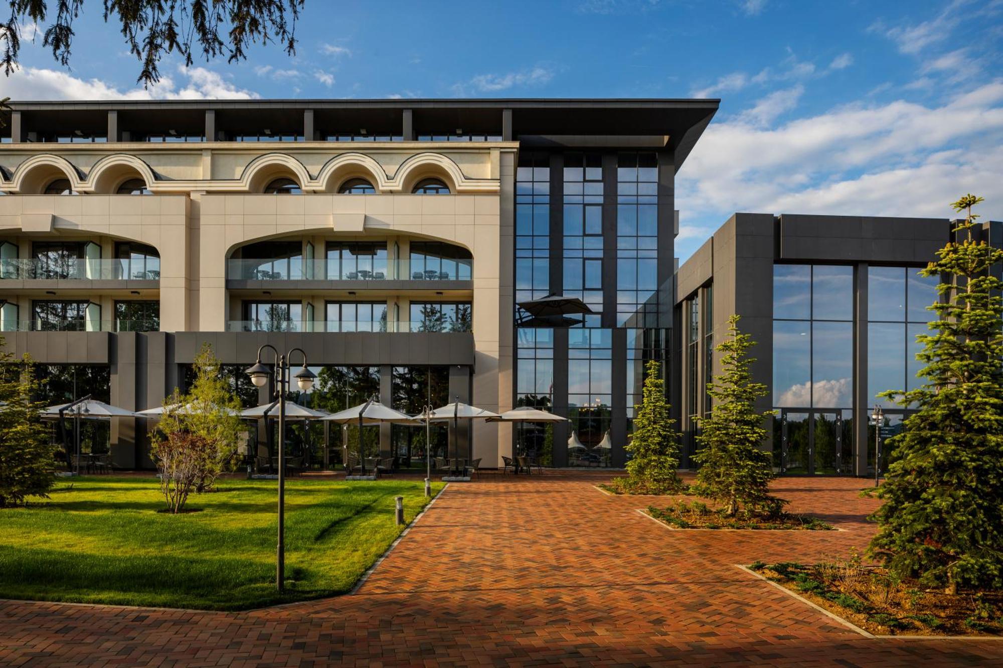 Kings' Valley Medical & Spa Hotel Καζανλούκ Εξωτερικό φωτογραφία The main building of the university