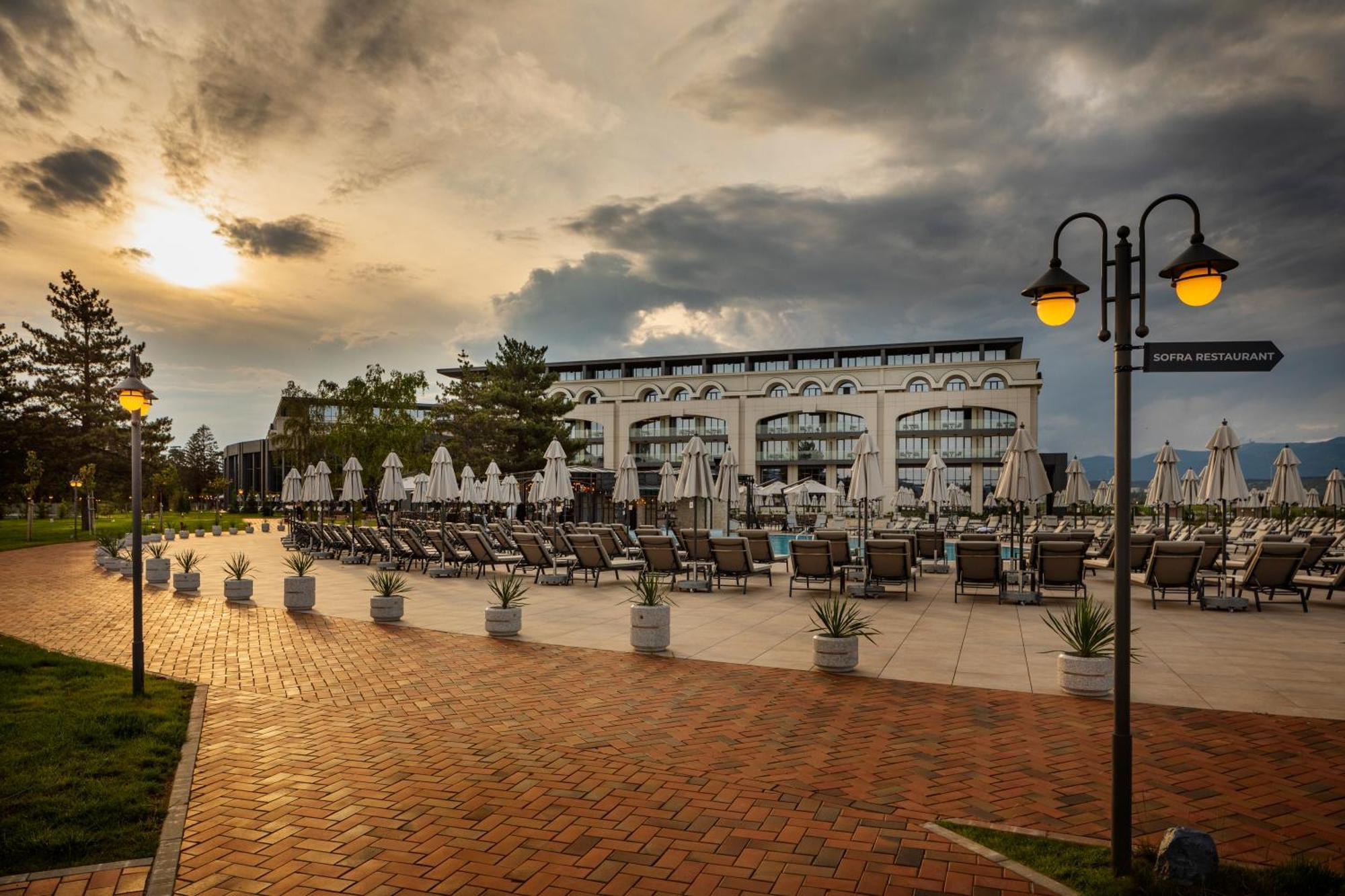 Kings' Valley Medical & Spa Hotel Καζανλούκ Εξωτερικό φωτογραφία Sunset at the hotel