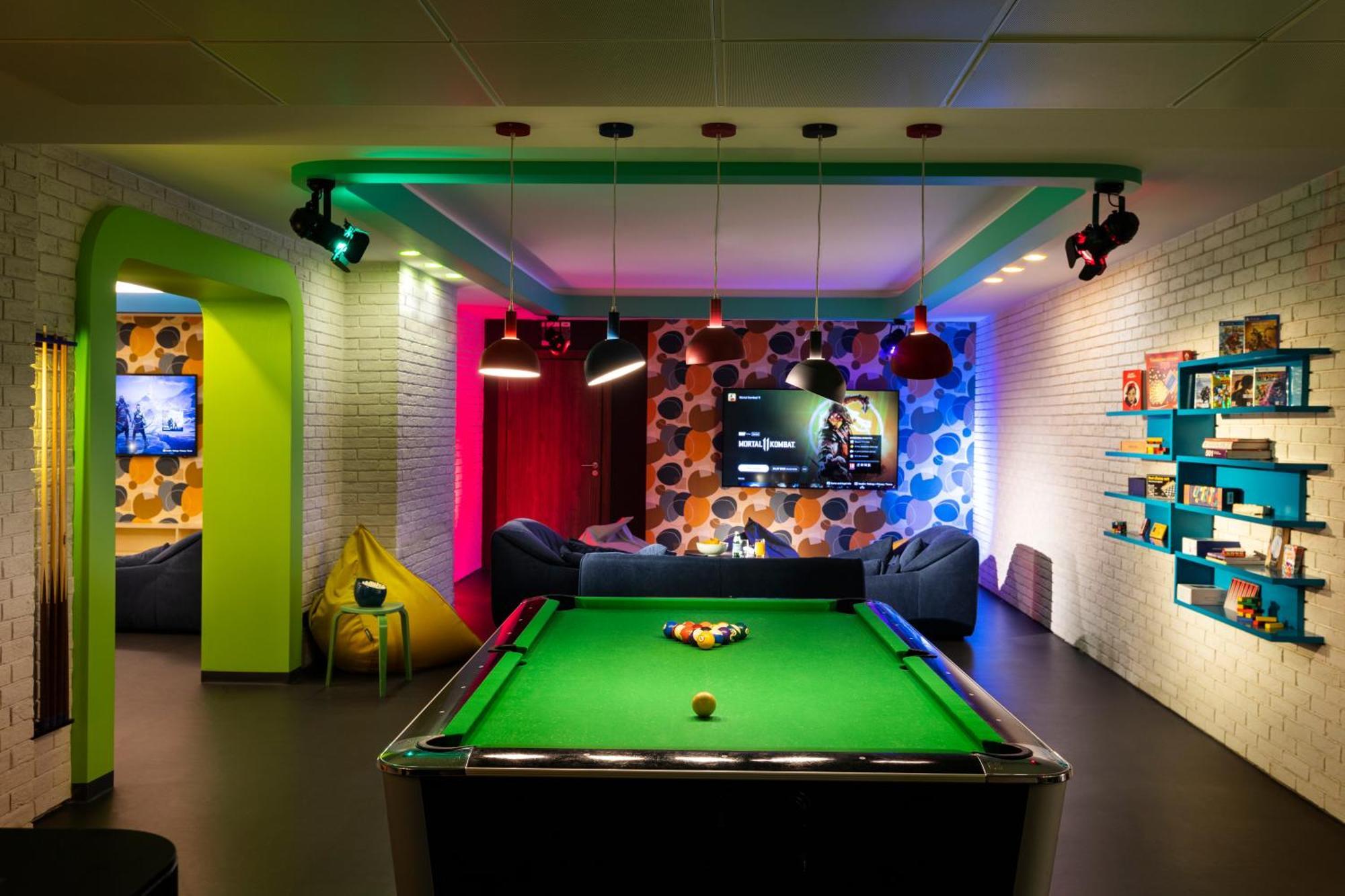 Kings' Valley Medical & Spa Hotel Καζανλούκ Εξωτερικό φωτογραφία The games room at the new BBC Television Centre