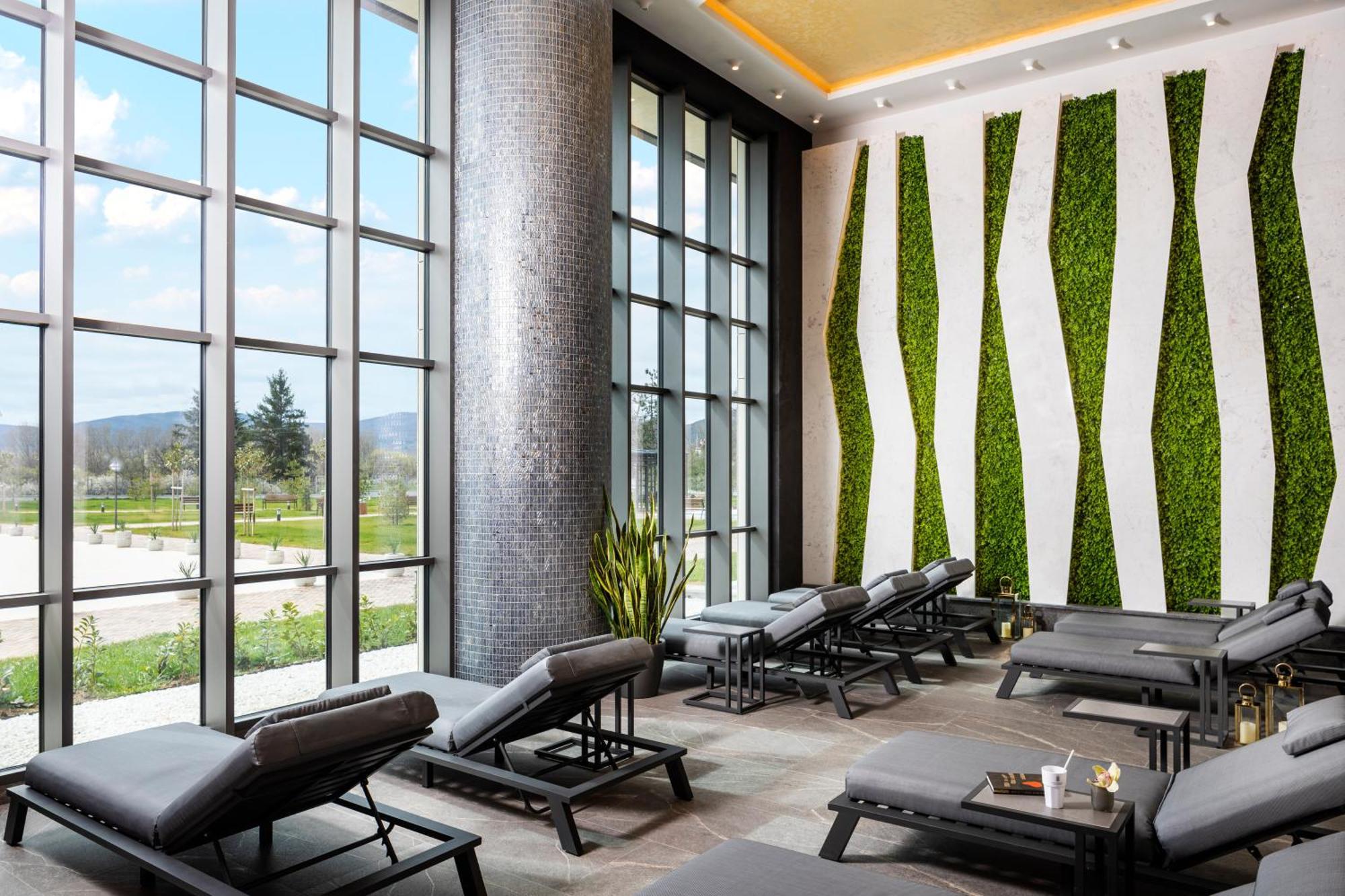 Kings' Valley Medical & Spa Hotel Καζανλούκ Εξωτερικό φωτογραφία Living wall